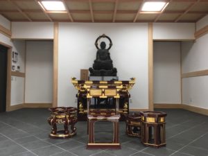 お堂に納入した寺院用具です。中央には平安時代から歴史を重ねてきた立派な仏像が安置されています。