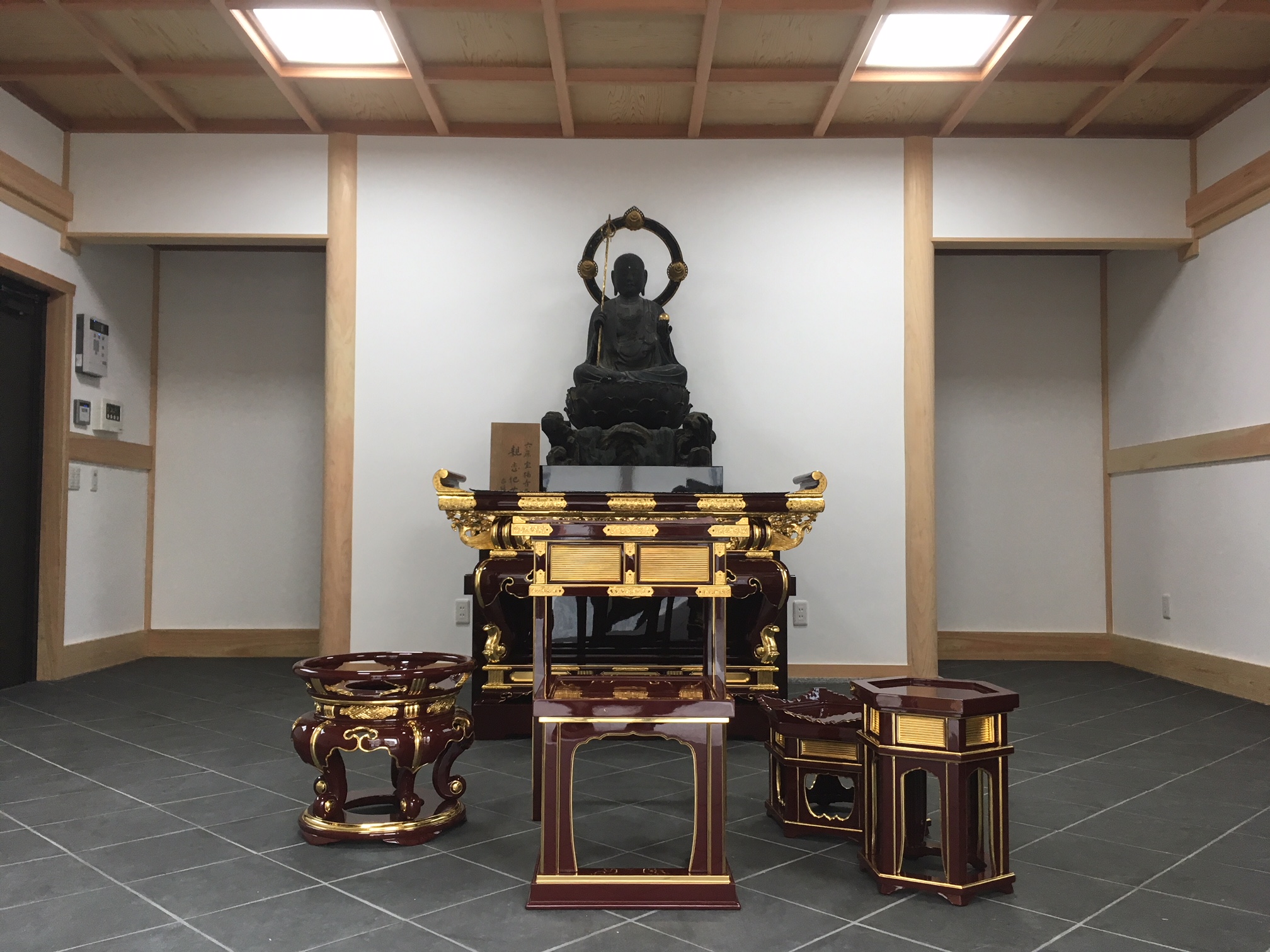 お堂に納入した寺院用具です。中央には平安時代から歴史を重ねてきた立派な仏像が安置されています。